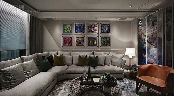 3. 在愛馬仕絲巾點綴下,以灰色為主調的客廳有了繽紛但不跳眼的色彩。