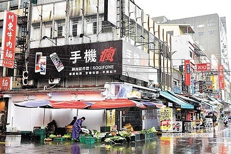 宜蘭縣的地王坐落在羅東夜市三角窗地帶的興東段874地號,每坪約149萬元。(李忠一攝)