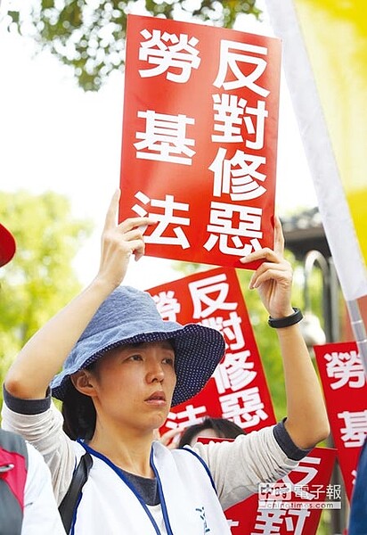 過去一年由於勞基法修法,引發不少勞資爭議,甚至勞工上街頭抗爭。圖/本報資料照片