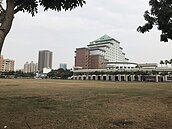 南市府西側廣場　議員促暫闢停車場