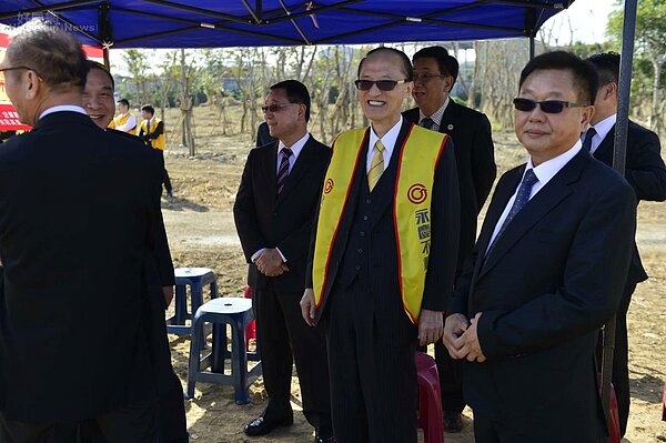 永慶房產集團董事長孫慶餘(左二),高雄市不動產協會理事長簡志坤(左一)