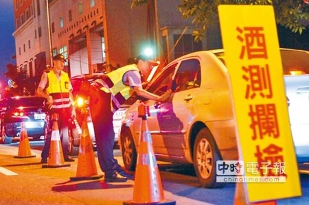 立法院交通委員會通過修法，其中初審通過增訂酒駕遭吊銷、吊扣駕照仍無照駕駛者，將加重罰款。圖為員警執行酒測攔檢狀況。（本報資料照片）