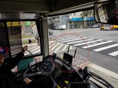 台北市仁愛路逆向公車道　裝偵測警示