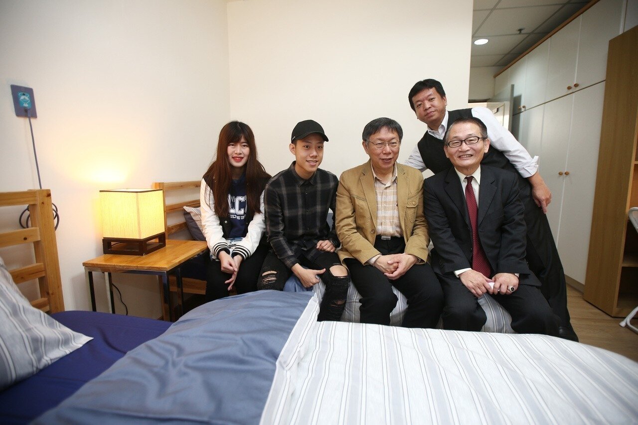 台北市長柯文哲(左三)上午視察台北市陽明山老人公寓重新裝潢的青銀共居,初期開放四間房八位同學申請,租金3000元並服務20個小時,與老人一起共居。 記者蘇健忠/攝影