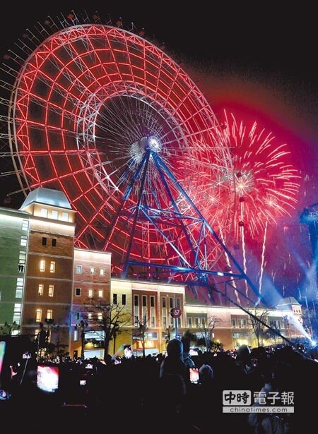 台中市長林佳龍宣布跨年晚會不施放煙火，圖為台中市府2016年在麗寶樂園施放的跨年煙火。（本報資料照片）