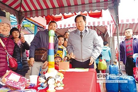 桃園市長鄭文燦寓教於樂,透過遊戲傳達交通安全觀念。(蔡依珍攝)