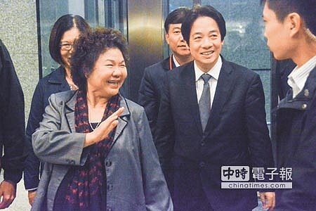 行政院長賴清德(中)15日南下高雄與市府團隊座談,市長陳菊(左)坦言對賴揆團隊抱持期待。(林宏聰攝)