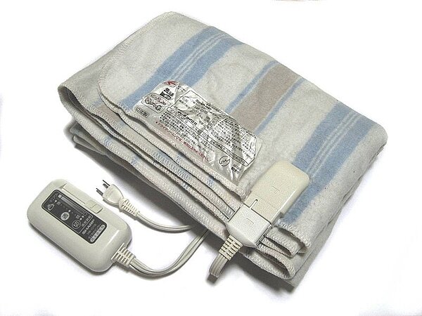 電毯這幾年興起,相較於一般傳統棉被不那麼厚重,還可調控溫度及時間,相當方便,深受不少民眾喜愛(維基)