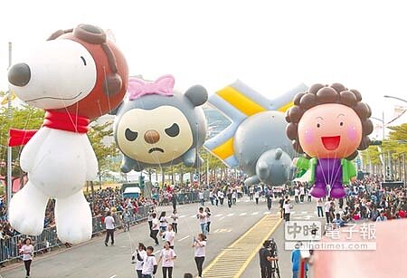 第12屆夢時代 LOVE LOVE OPEN 高雄大氣球遊行16日在時代大道登場,共有包括史努比(左起)、小肉粽、LOCK將、花媽等25組各式卡通大氣球和超過千人表演團體現身,吸引數萬群眾聚集沿途兩側觀賞。(王錦河攝)