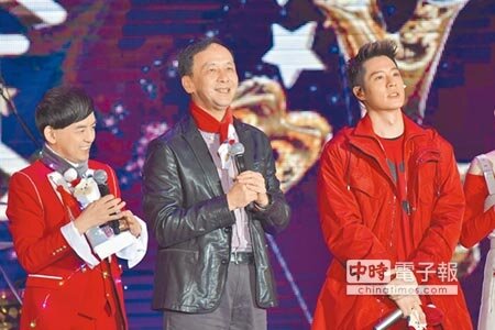 新北市長朱立倫(中)17日參加巨星演唱會。右為周湯豪,左為黃子佼。(葉德正攝)