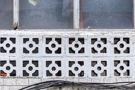 抬頭一望，古老的木窗框透露出公寓的年紀，卻也帶著許多在此生活的故事。