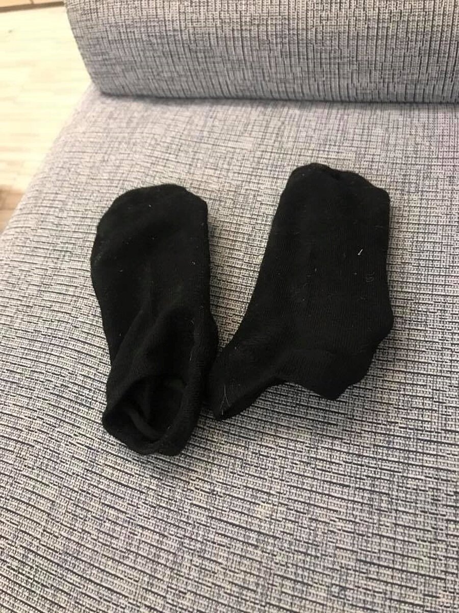 李秉潔在臉書就PO出一雙黑色短襪照，在臉書專業上向網友炫耀指出穿了一個月的襪子，卻居然還不臭(李秉潔臉書)