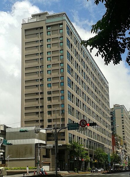 3.	蔡依林2004年曾砸2千萬入住永春捷運共構「E.A.T」大樓。

