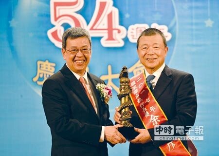 中鼎集團總裁余俊彥（右）接受副總統陳建仁（左）頒發第2屆國家傑出執行長獎。圖／黃台中 