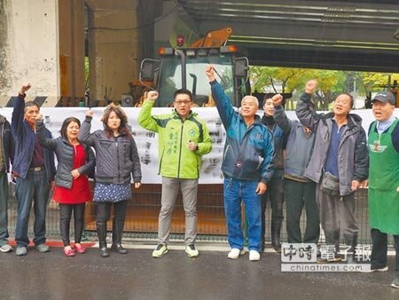 忠孝橋引道拆除後,橋下原有停車空間被市府收回停放機具,讓旁邊西寧市場攤商苦不堪言,怒吼「還我停車場」。(陳燕珩攝)