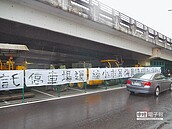 市府收回橋下停車場　攤商不滿