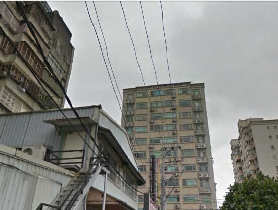 電纜線,除影響市容觀瞻外,若斷裂掉落更危及用路人安全,尤以機車騎士最受威脅,。(圖/翻攝自Google Map)