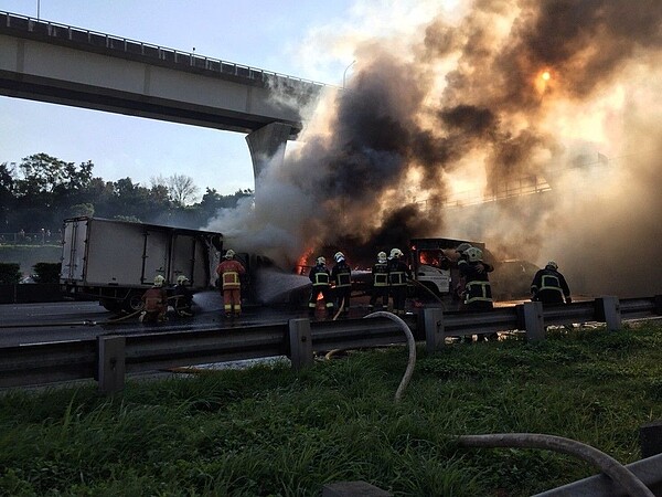 今日下午國道一號南下41.3公里處發生6車追撞事件。(消防局提供)