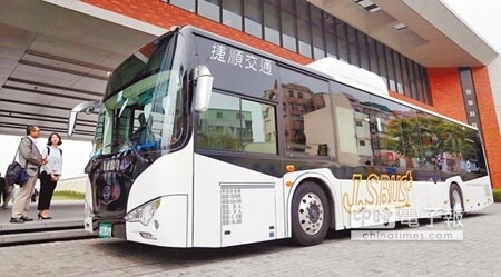 賴揆宣布進行「紅害減半大作戰」，推動2030年公務車輛及公車全面電動化。圖為已上路營運的電動巴士。（本報資料照片）