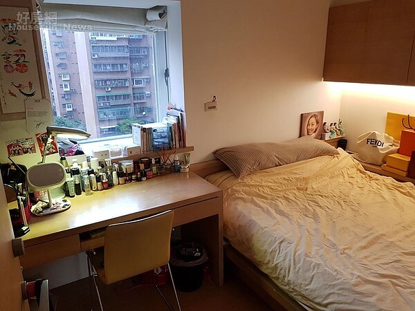 5.夏語心的房間也有一面窗戶，她的梳妝台正對著台北市街景。
