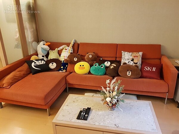 2.房東將所有家具家電裝潢通通準備好，夏語心對沙發讚不絕口：「坐上去就好像被吸走一樣！」
