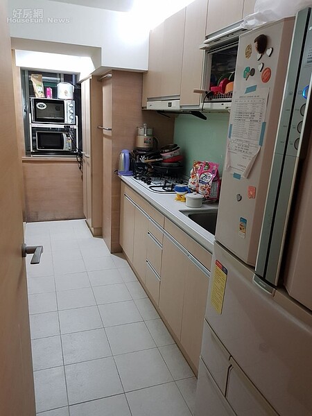 6.廚房空間屬於長方形，也有一扇對外窗，烤箱、微波爐一應俱全！
