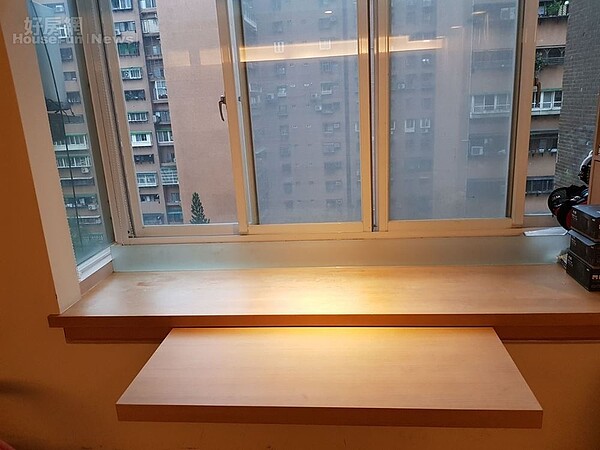 4.客廳有一面大窗戶，房東在窗台做了收納式的桌子，可以在這裡吃飯、化妝、看風景。
