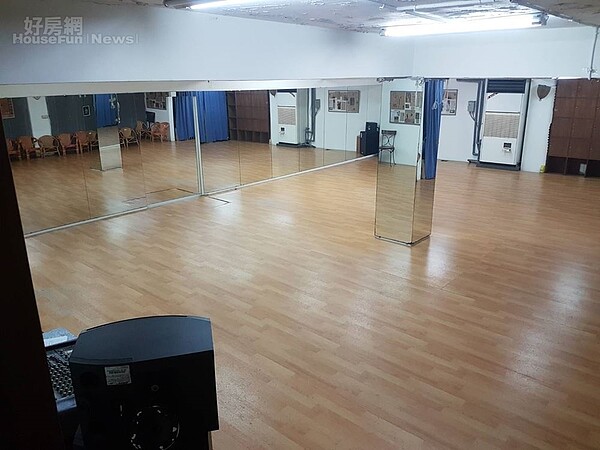 5. 地下室的大舞蹈間,可容納八、九十位觀眾。