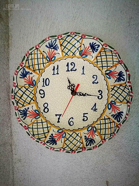 8. 懸掛西班牙盤子造型的妙趣時鐘。
