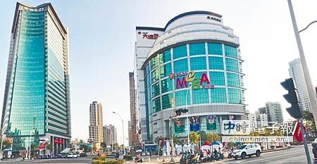 地政局公告明年高市地價,高雄大遠百5度連莊地王,每坪市值188萬元。(柯宗緯攝)