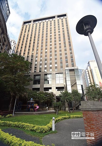 位在新北市板橋的〈趣淘漫旅〉除鄰近百貨公司與購物中心外,走出旅館大門,旁邊就是一小公園,也適合取景打卡。圖/姚舜