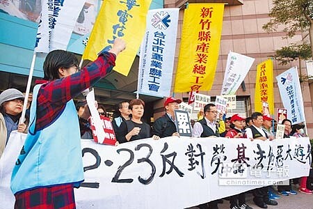 
反勞基法修惡大遊行行前記者會選在民進黨中央黨部召開，號召所有勞動者23日一同走上街頭，捍衛自身權益。（王英豪攝）
 