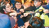 勞工抗議遊行　警方：未脫女上衣、沒逮任何人