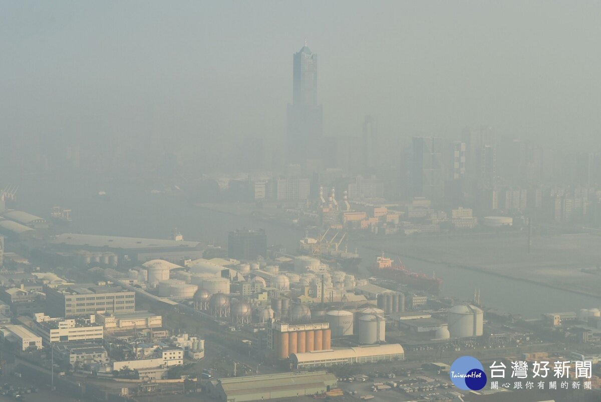 台灣西半部地區霧霾籠罩、天空灰濛濛(圖/記者何沛霖攝)