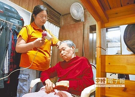 過去長照服務多用時薪計算照服員的薪水,未來新制透過調整20%的包裹式給付額度,且以「服務項目」來計算價格,將讓照服員的薪水有機會突破40K大關。圖為照服員到家中服務長者。(本報資料照片)