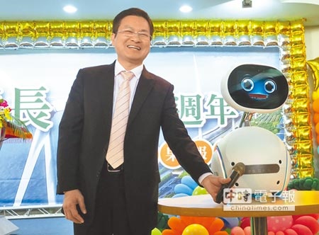 魏明谷就職3周年典禮，打出「綠能文化、智慧彰化」願景，最萌的智能機器人ZENBO也以神祕嘉賓身分獻上祝福，讓魏明谷笑開懷。（謝瓊雲攝）
