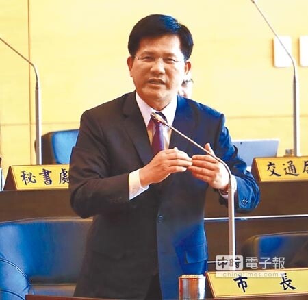 台中市長林佳龍25日率市府團隊到市議會，與議會各黨團協商107年總預算。（盧金足攝）