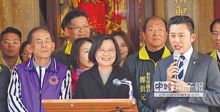 
蔡英文總統25日到新竹市長和宮參拜，神情相當愉悅。（陳育賢攝）
 