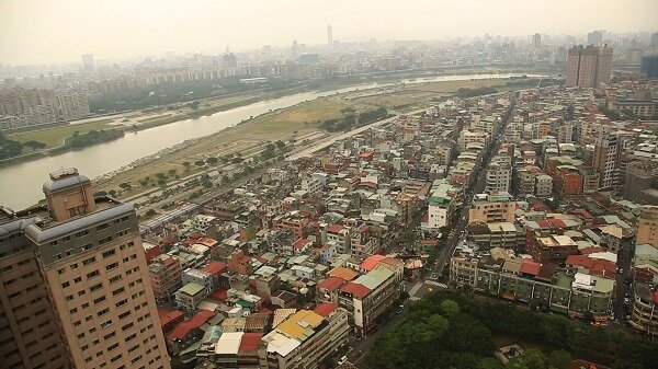 大陳社區建築物老舊環境窳陋的情形照片。(新北市政府提供)