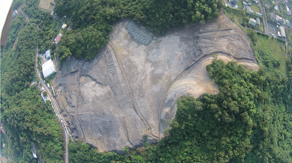 高雄仁武區重要的水源地「觀音湖」 遭濫墾 圖為開發後 業者剷平大片樹林(橋頭地檢署)