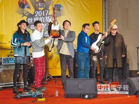 基隆市長林右昌（左三）與TRASH樂團邀請民眾參加跨年晚會，一起嗨翻整晚。（張穎齊攝）