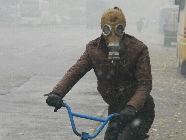 中國空汙嚴重，甚至有民眾戴起防毒面具（圖／翻攝自Twitter@SonmiChina）