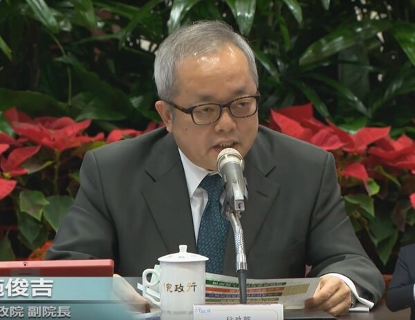 副閣揆施俊吉今天表示，基本工資3萬不是夢。（翻攝自行政院Youtube影片）