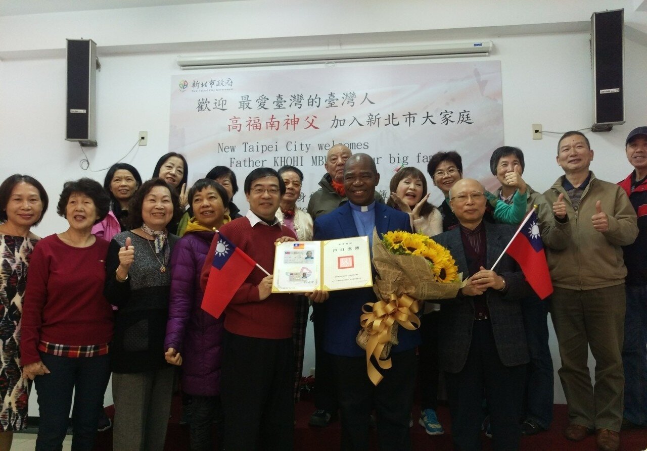 來自非洲剛果的神父高福南(前排右二)獲昨頒中華民國國民身分證,天主教永和聖母升天堂教友都來給高福南祝福。記者魏翊庭/攝影 魏翊庭
