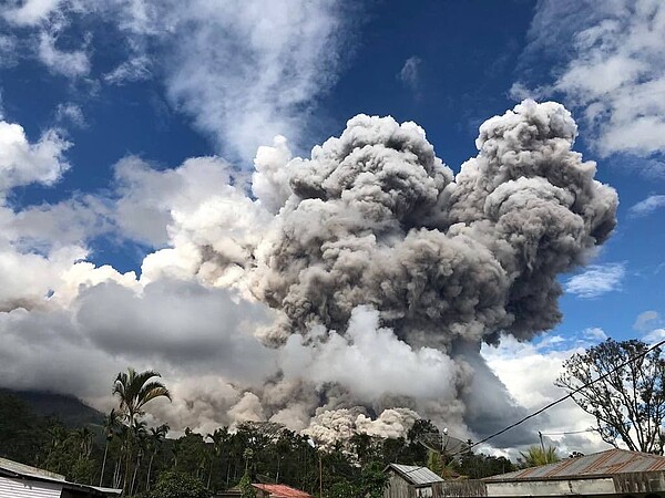 西納彭火山噴發，火山灰直竄天際。（圖片擷取自tirto）