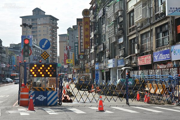 萬大線動工情境。(News記者陳韋帆 /攝影)
