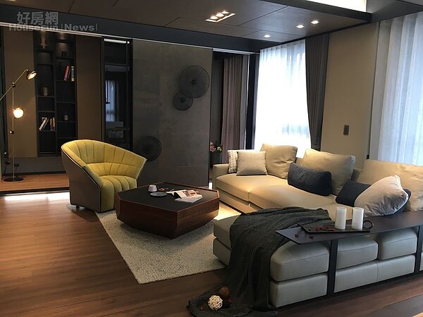 2.芳瑜家客廳寬敞，沙發和地板配色溫暖。
