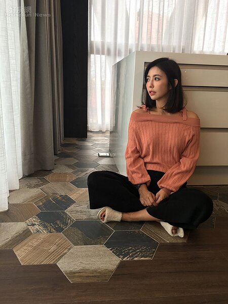 4.廚房和餐桌交界的六邊形拼貼磁磚是最費工的一處。
