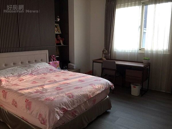 5. 臥室只有床和桌子,衣物不外露。