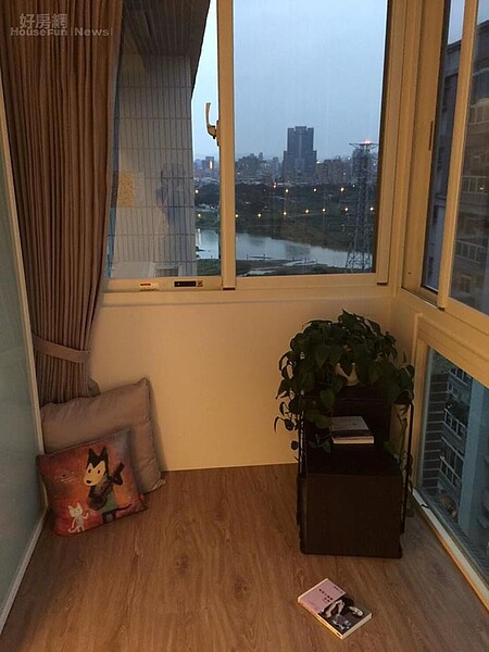 8. 從房間就能看到河濱,燈光淋漓。